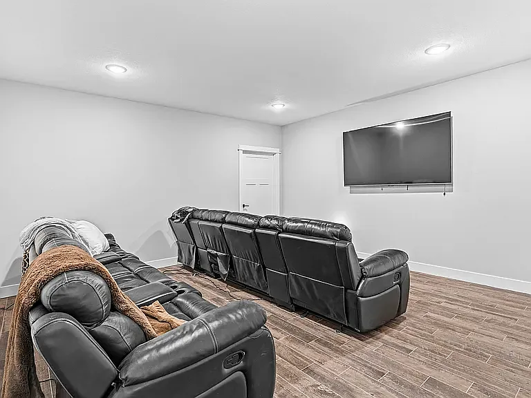 3912 Travers Cir — Photo 34