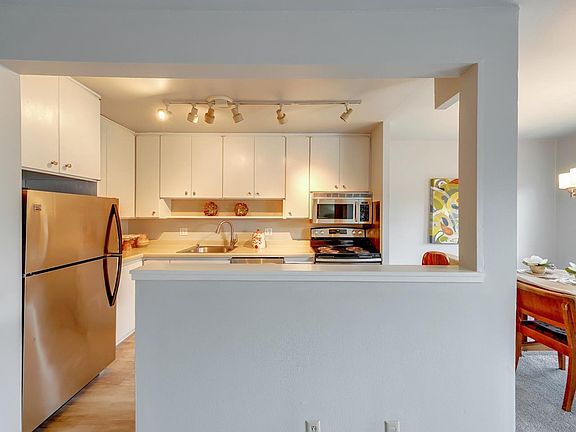 4th image of 847 N Humboldt St APT 401