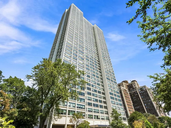 1700 E 56th St APT 2209, Chicago, IL 60637