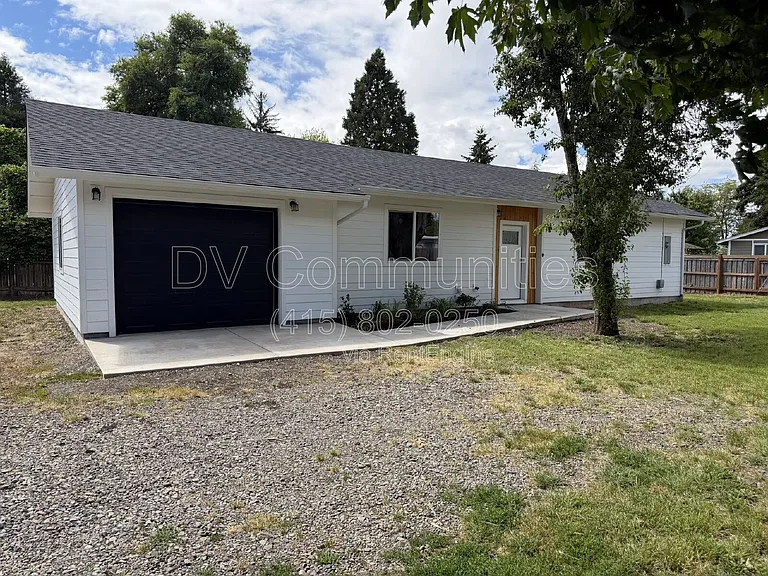1246 Hughes St — Photo 22