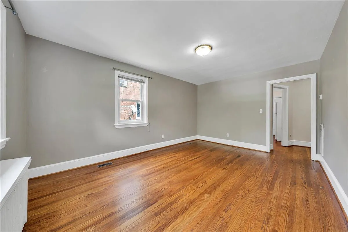 2 bed, 1.0 bath, 840 sqft, $1,300 — Photo 3
