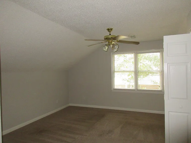 885 Grimble Ct — Photo 3