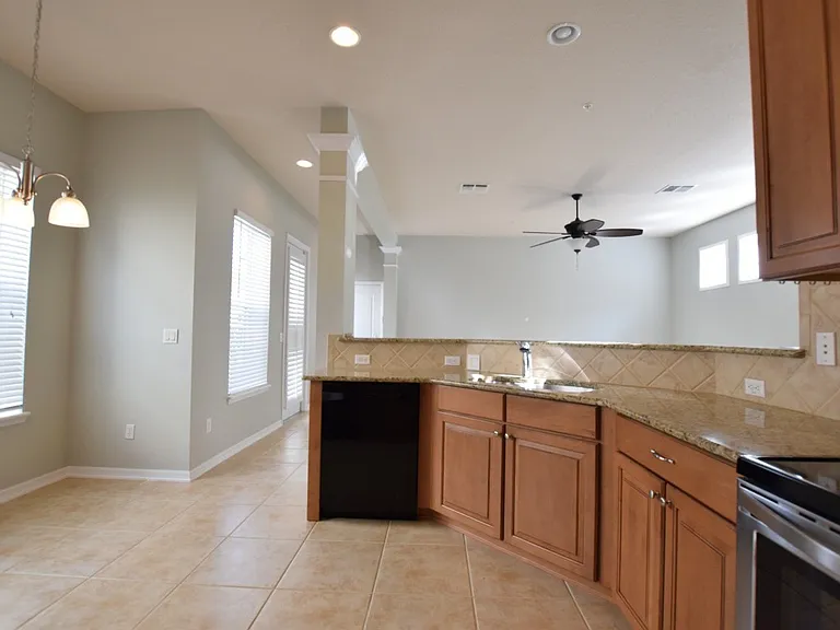1619 Hanks Ave — Photo 4