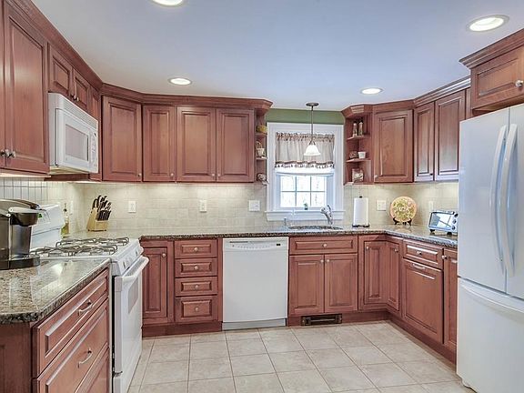 4th image of 6 Cressey Ave