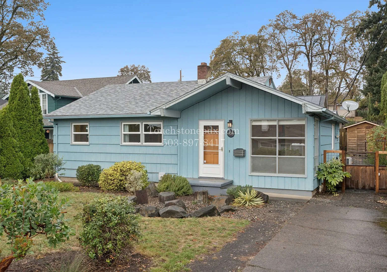 Charming Gladstone 3 Bed Home with Hardwood Floors, AC & Backyard — Photo 2