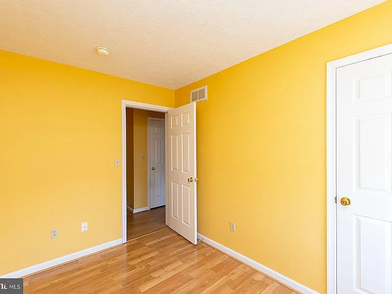 304 Chatham Sq — Photo 16