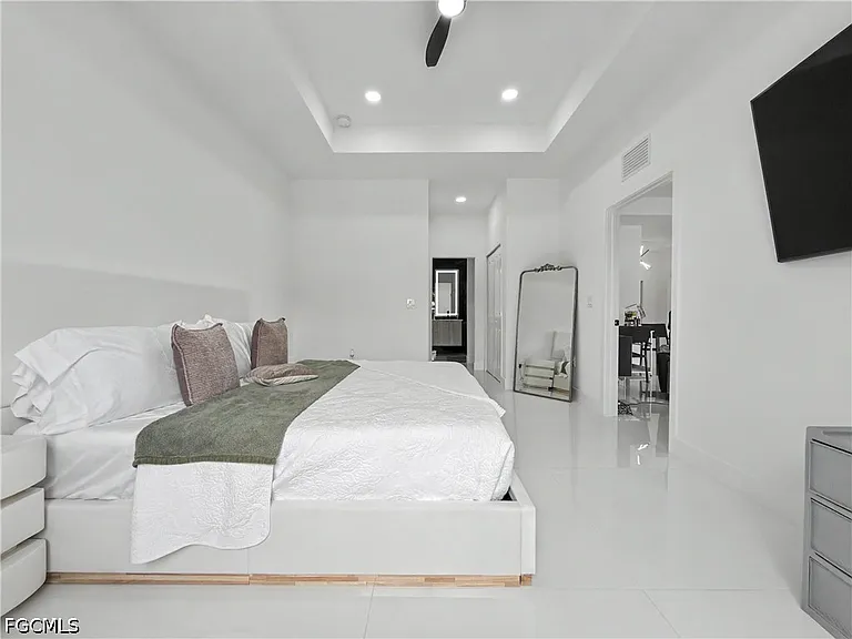 402 Thompson Ave — Photo 15