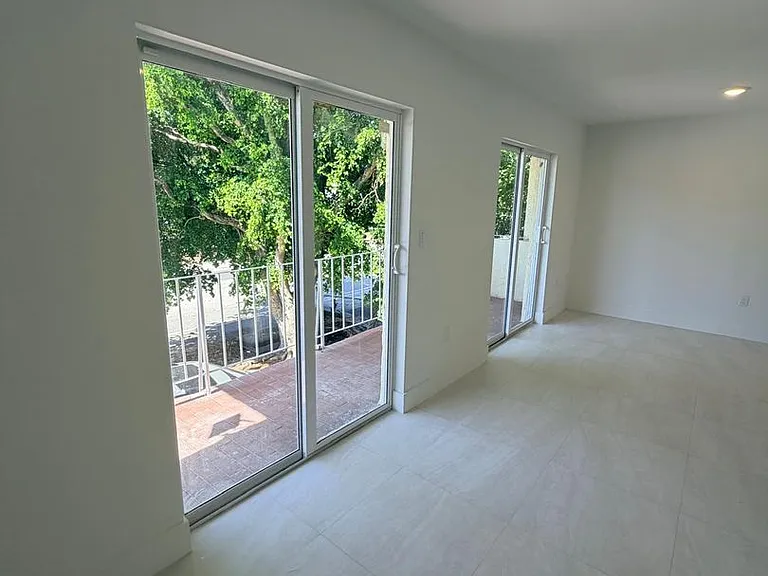 921 SW 7th St — Photo 16