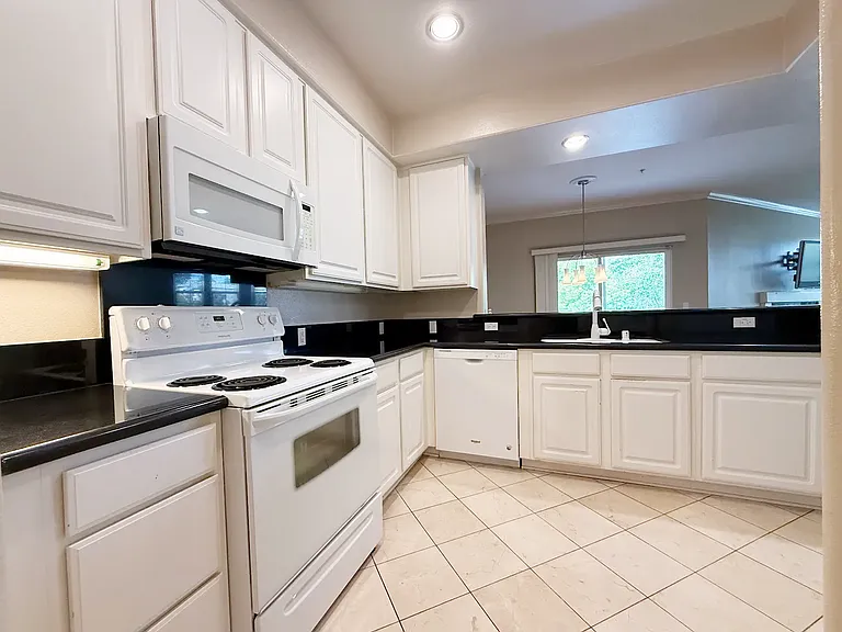 Kitchen with breakfast bar