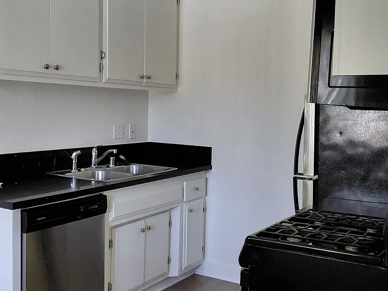 25 New York St #15 — Photo 5