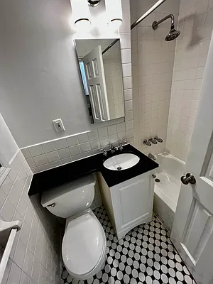 Rented by Salon Realty Corp | media 9