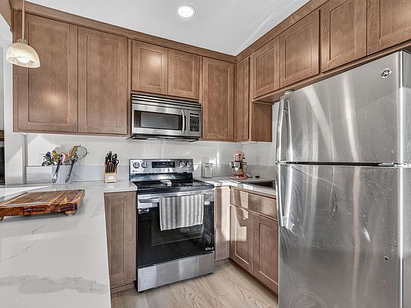 4th image of 247 Berrydale Ave