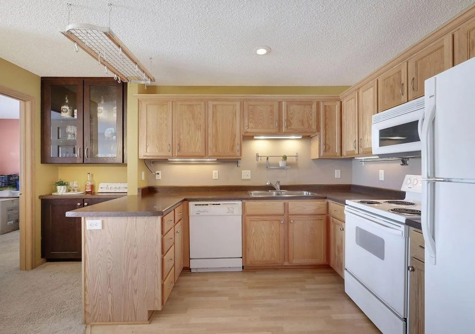 Condo In Excellent Chan Location Avail NOW! — Photo 1