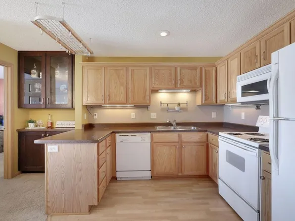 1321 Lake Dr, Chanhassen, MN