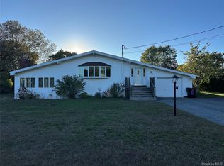 14 Fairview Rd, Hampton Bays, NY 11946