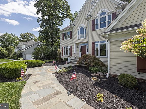 2nd image of 105 Saint Andrews Pl