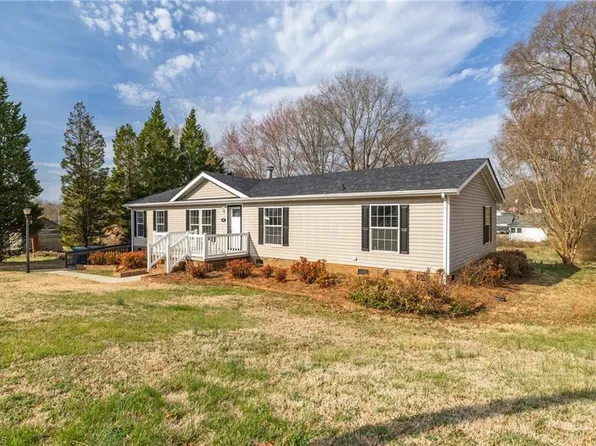 104 N 8th Ave, Mayodan, NC 27027