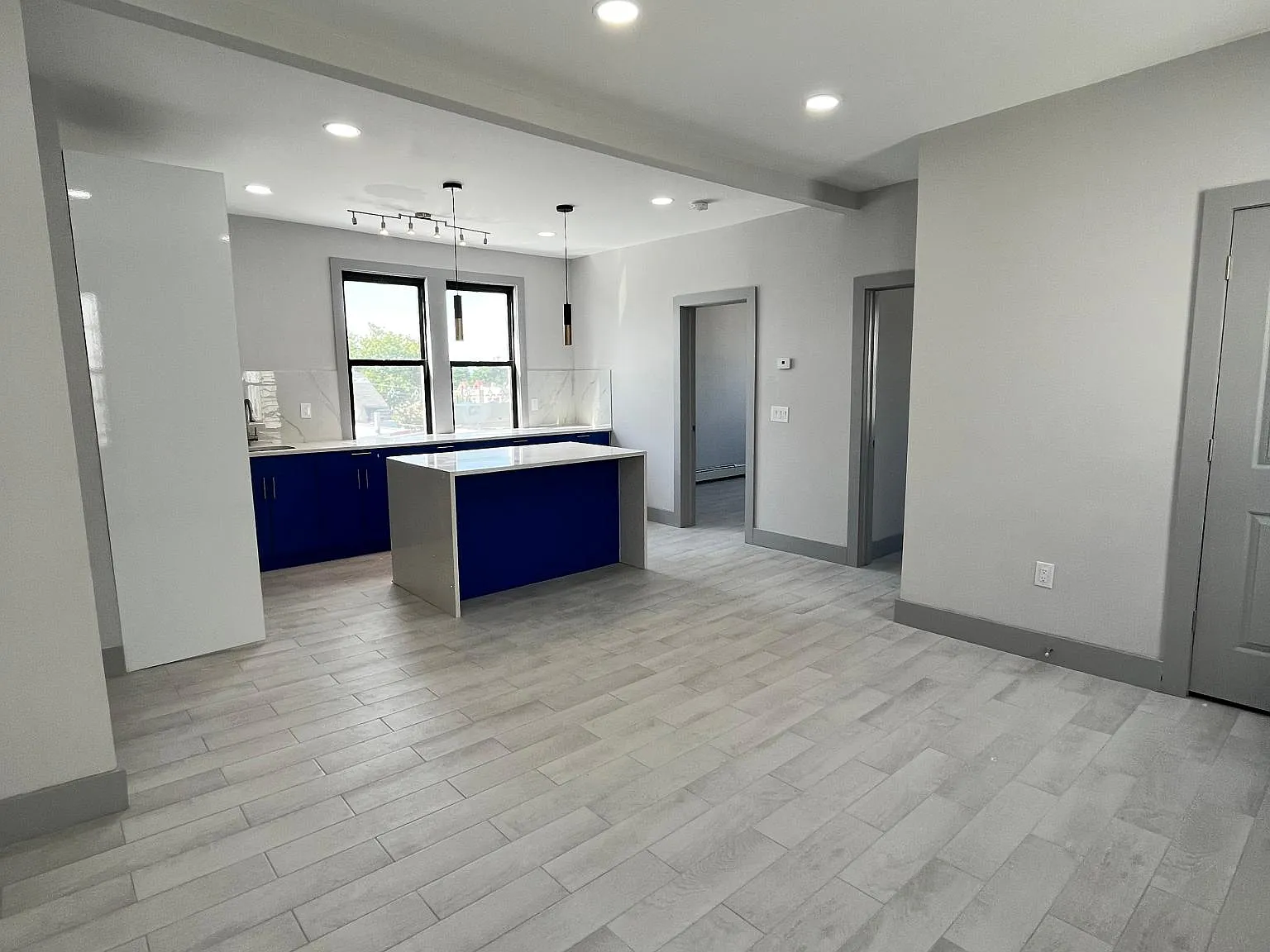 2 bed, 800 sqft, $2,100 — Photo 2