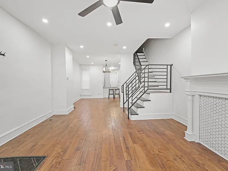 5527 Catharine St — Photo 4