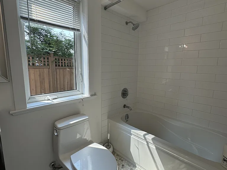 2410 Ottawa Ave — Photo 7