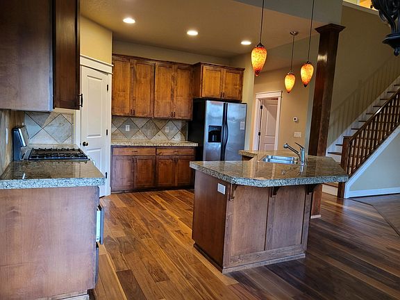 5th image of 935 Caradon Ct NW