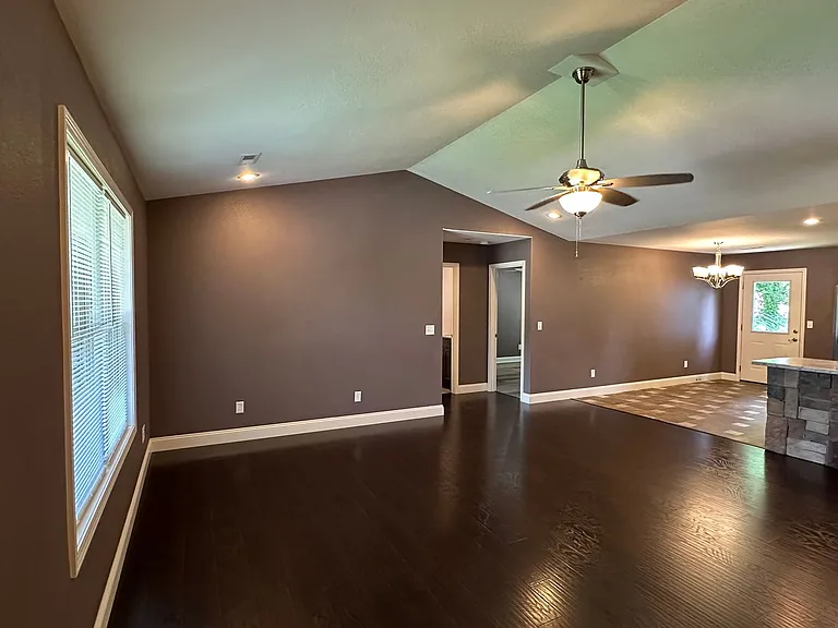 333 Lyle Curtis Cir — Photo 2