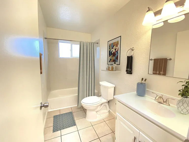 Lone Pine Apartments — Photo 46