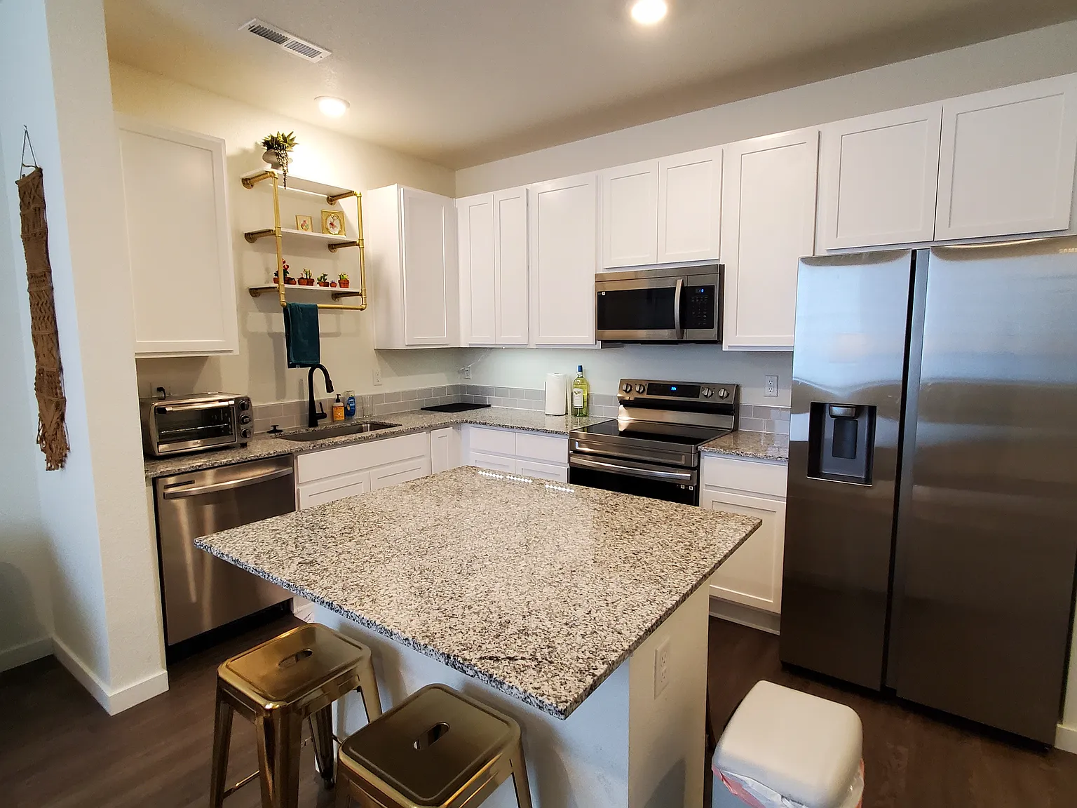 2 bed, 1041 sqft, $2,100 — Photo 3