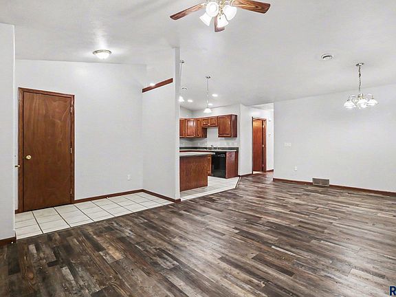 5th image of 412 N 9th Ave