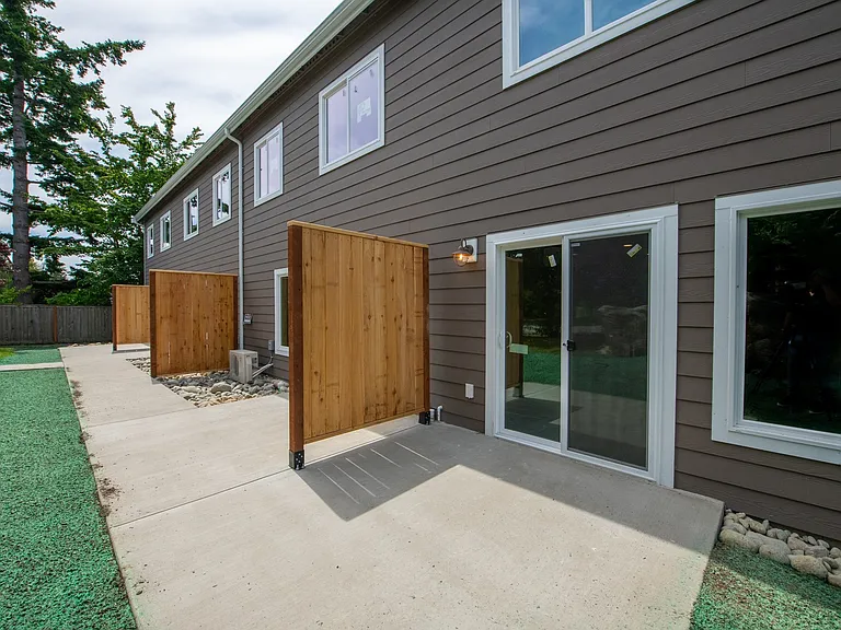 Townhomes/Apartments - 259 Se Ely St — Photo 32