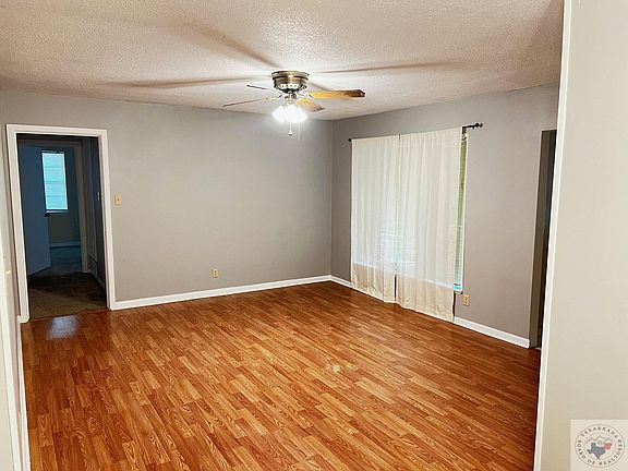 3rd image of 112 Park Cir