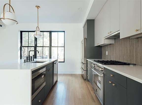 5th image of 330 Whiton St