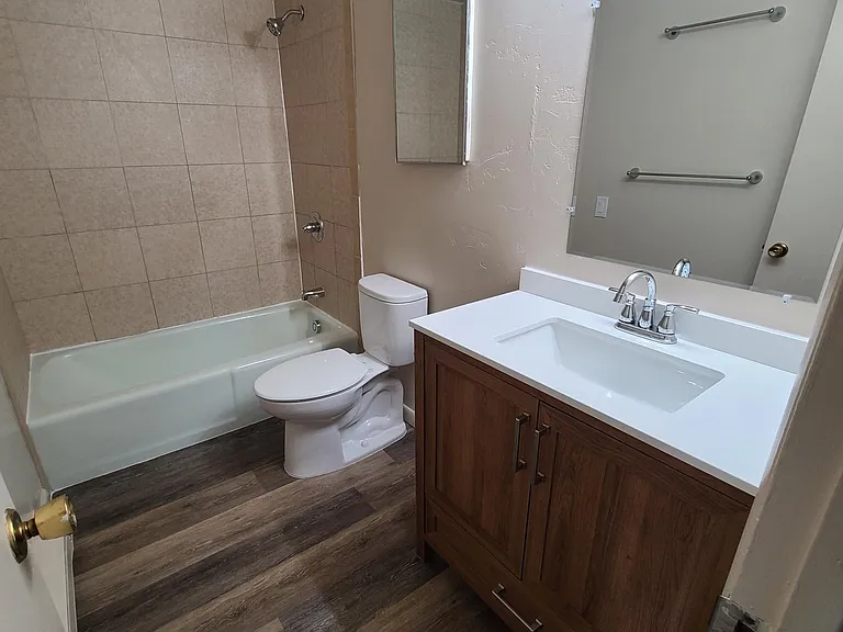 738 N Grand St — Photo 4