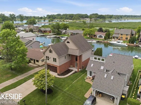 38823 E Archer Dr, Harrison Township, MI 48045