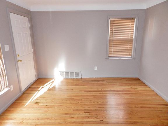 3rd image of 9976 Farley Ave