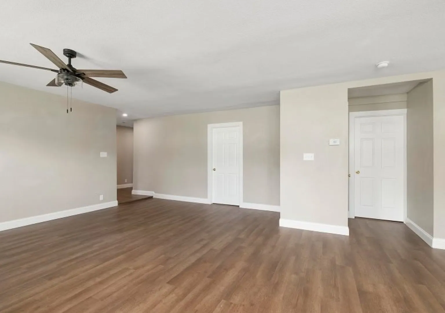 Move In Special!! 1/2 Off Of Your 1st Full Month's Rent! Totally Remodeled Home Everything Is Bra... — Photo 2