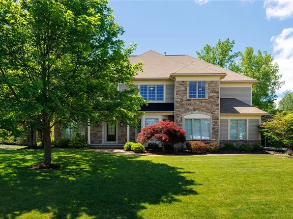 9 Harvest Gln, Pittsford, NY 14534