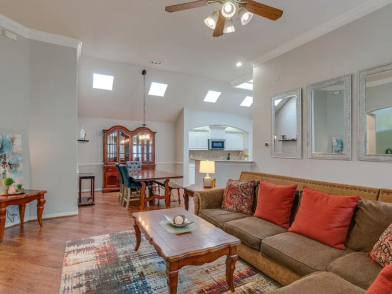 6008 Frost St — Photo 10