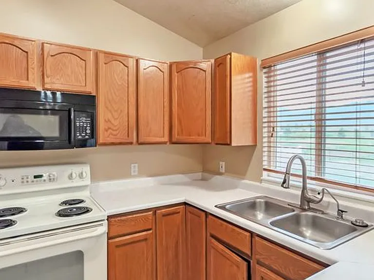 402 N 880 E — Photo 3