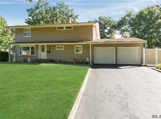 34 Redleaf Ln, Commack, NY 11725