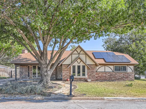 2100 Cannon Dr, Hurst, TX 76054