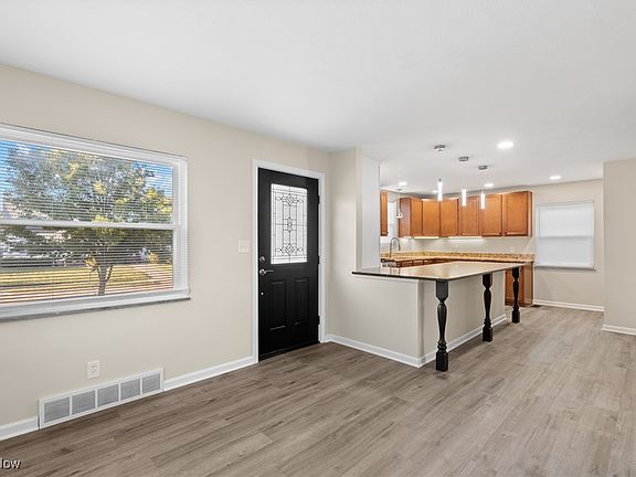 5th image of 7329 Traymore Ave