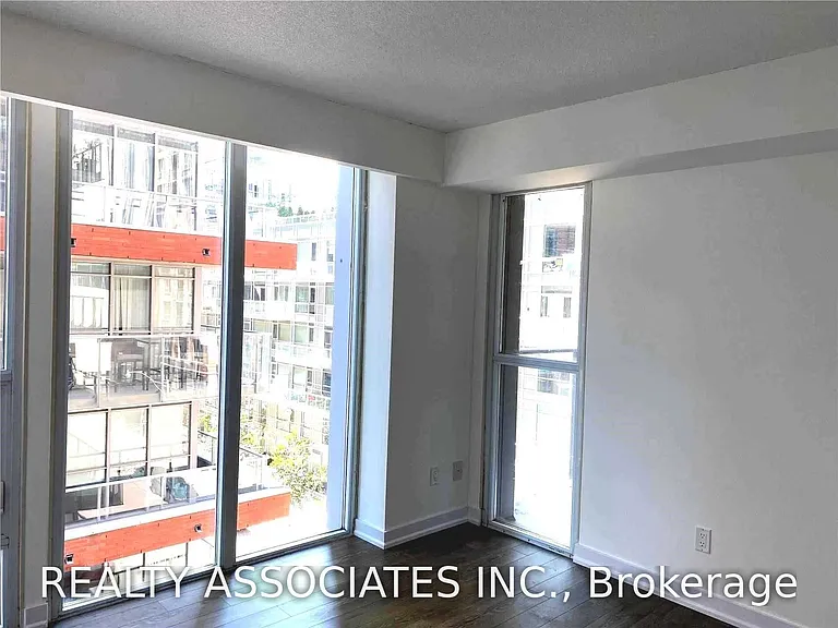 126 Simcoe St #504 — Photo 5