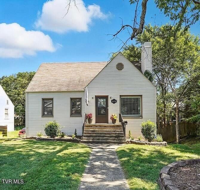 1st image of 1462 Valley St