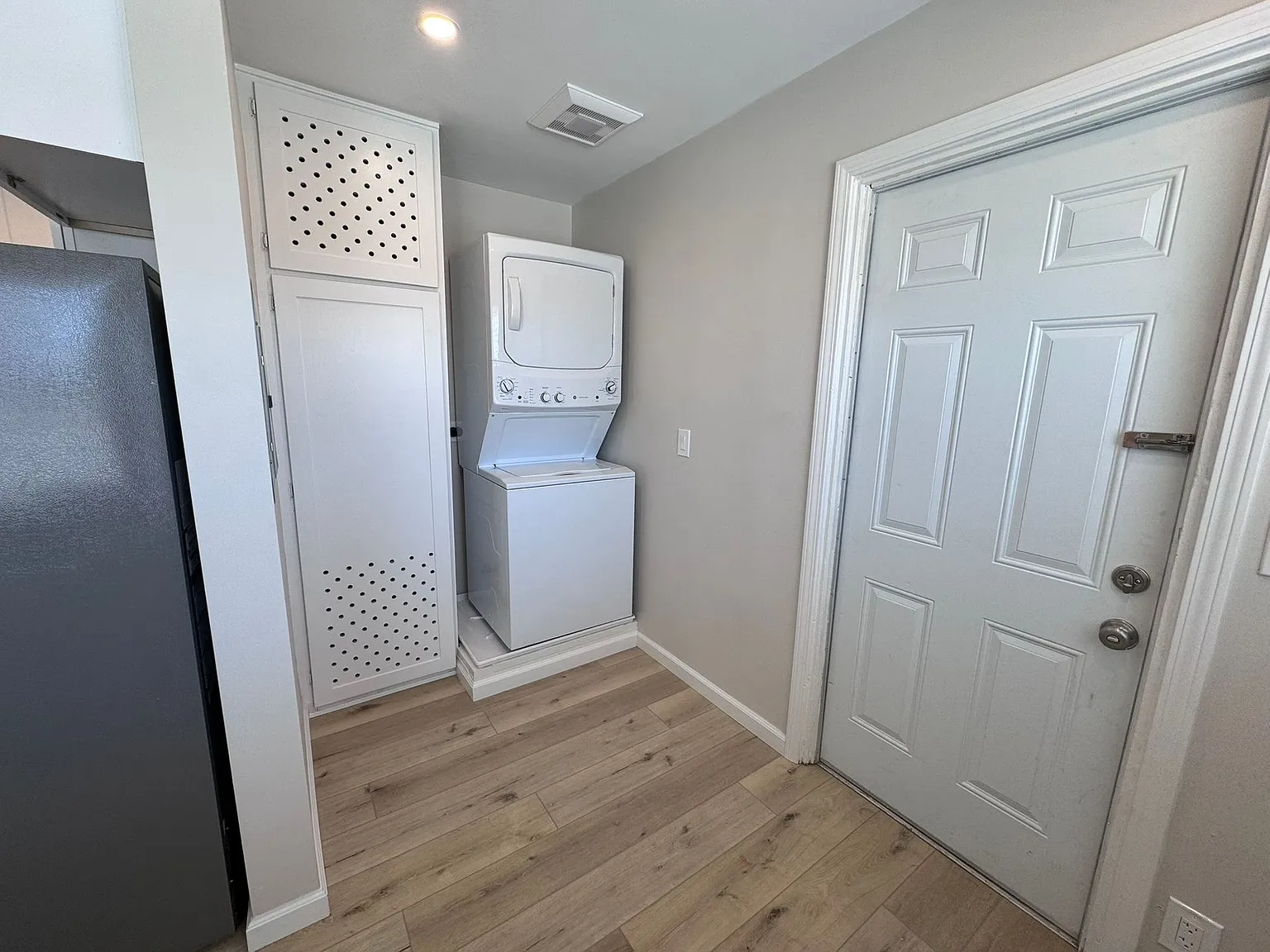7041 7045 Saranac Street — Photo 4