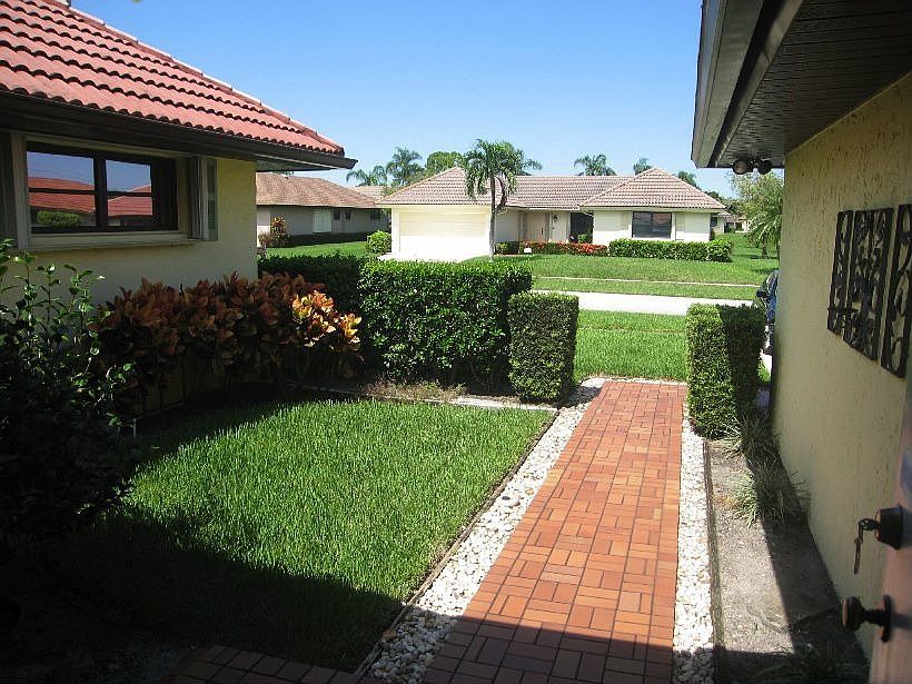 1st image of 10476 Green Trail Dr N