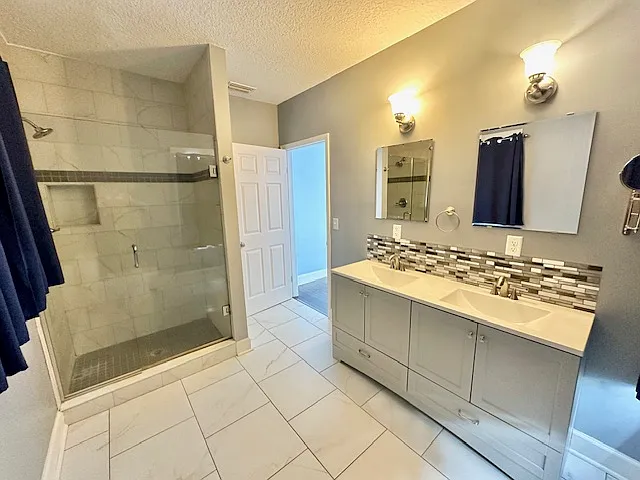 305 W 9th St — Photo 24