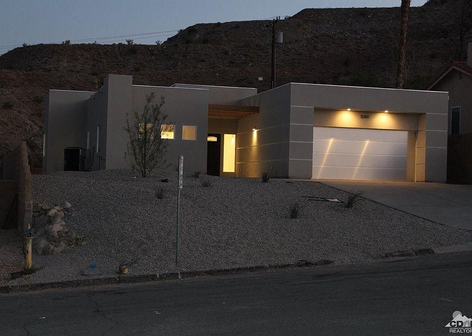 aluminum garagedoor and exterior lighting