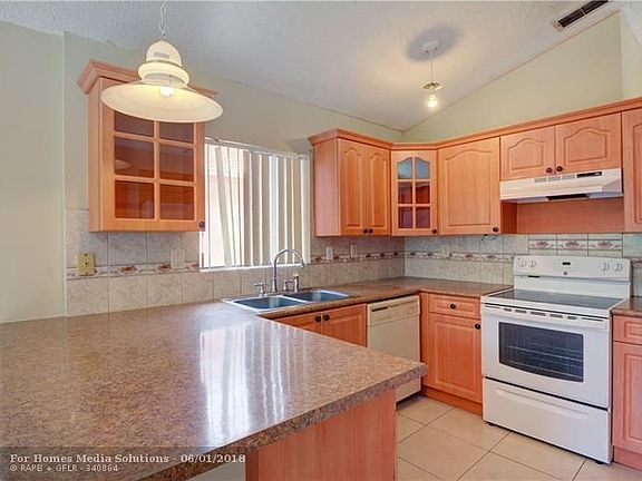 3rd image of 914 Magnolia Ave
