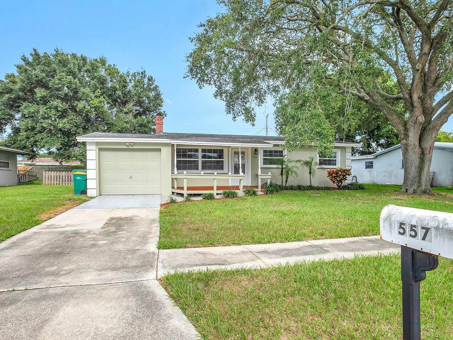 3 bed, 2.0 bath, 1206 sqft, $2,000 — Photo 2